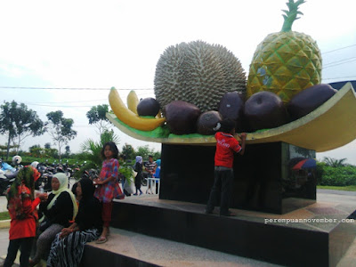 taman buah jalan-jalan sore