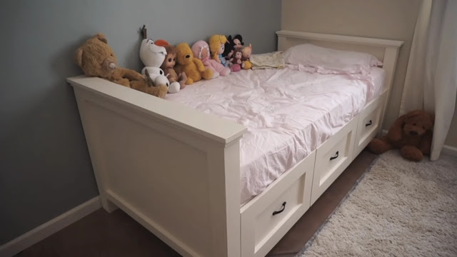 Tempat Tidur Dengan Laci di Bawahnya Tempat Tidur Dengan Laci di Bawahnya