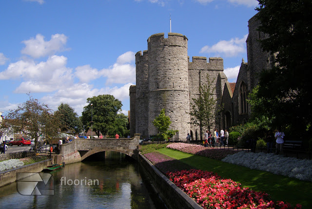 Średniowieczna brama wjazdowa do miasta Westgate. Ta wysoka na 18 m zachodnia brama muru miejskiego jest największą zachowaną bramą w Anglii w Canterbury - atrakcja turystyczna Canterbury