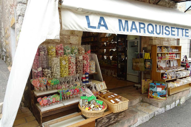 Bonbons Laden im Adlernest Gourdon, hohe gläser mit Bonbons in vielen Farben