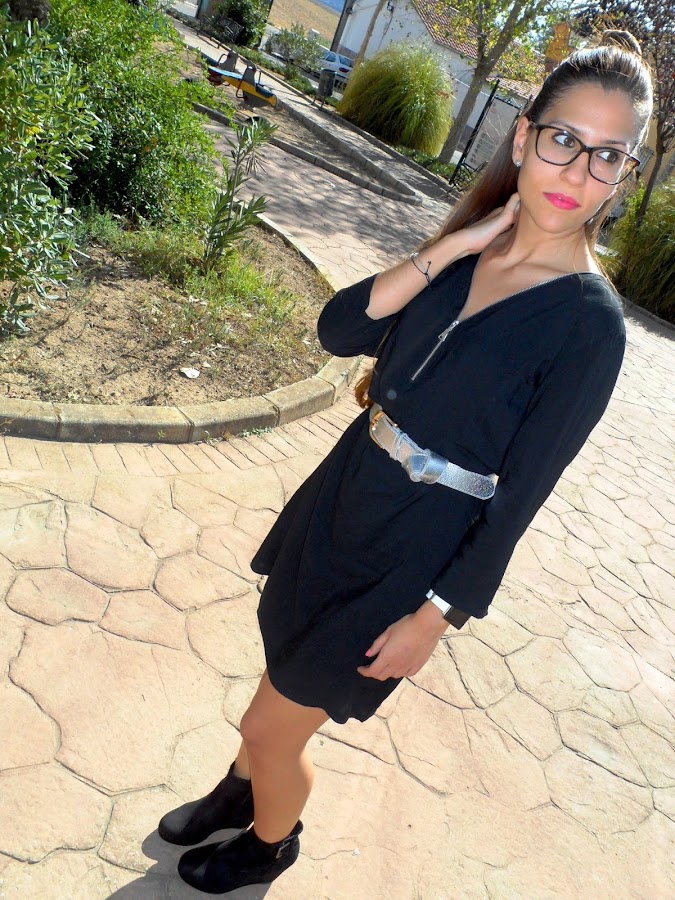 Vestido negro cremallera y botines de ante