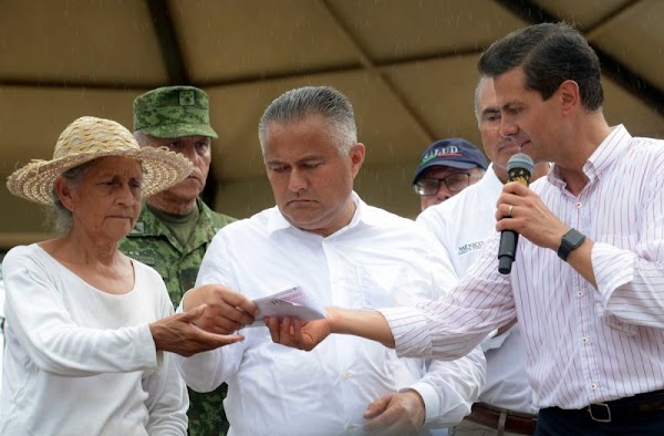 Tarjetas que entregó EPN no tienen saldo, se las rechazan a damnificados oaxaqueños. Tarjetas que entregó EPN no tienen saldo, se las rechazan a damnificados oaxaqueños.