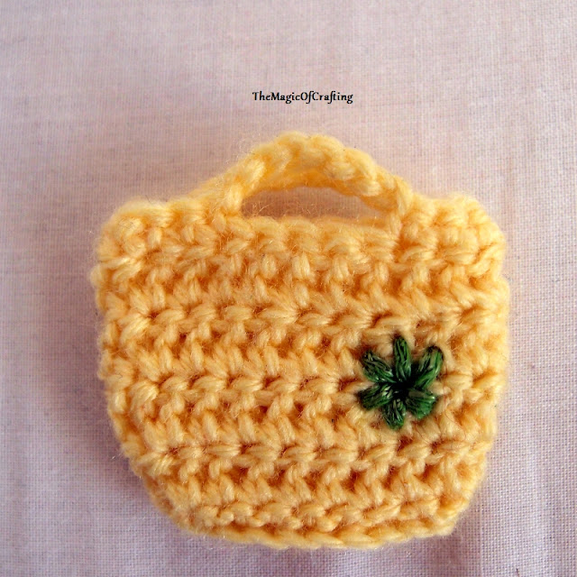 http://www.themagicofcrafting.com/2015/12/mini-bag-for-keyring.html