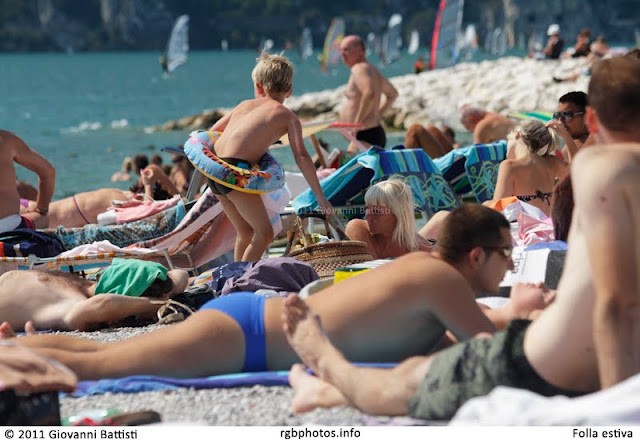Folla sotto gli ombrelloni in estate a Torbole, sul Lago di Garda. Canon EOS 7D con 15-85mm