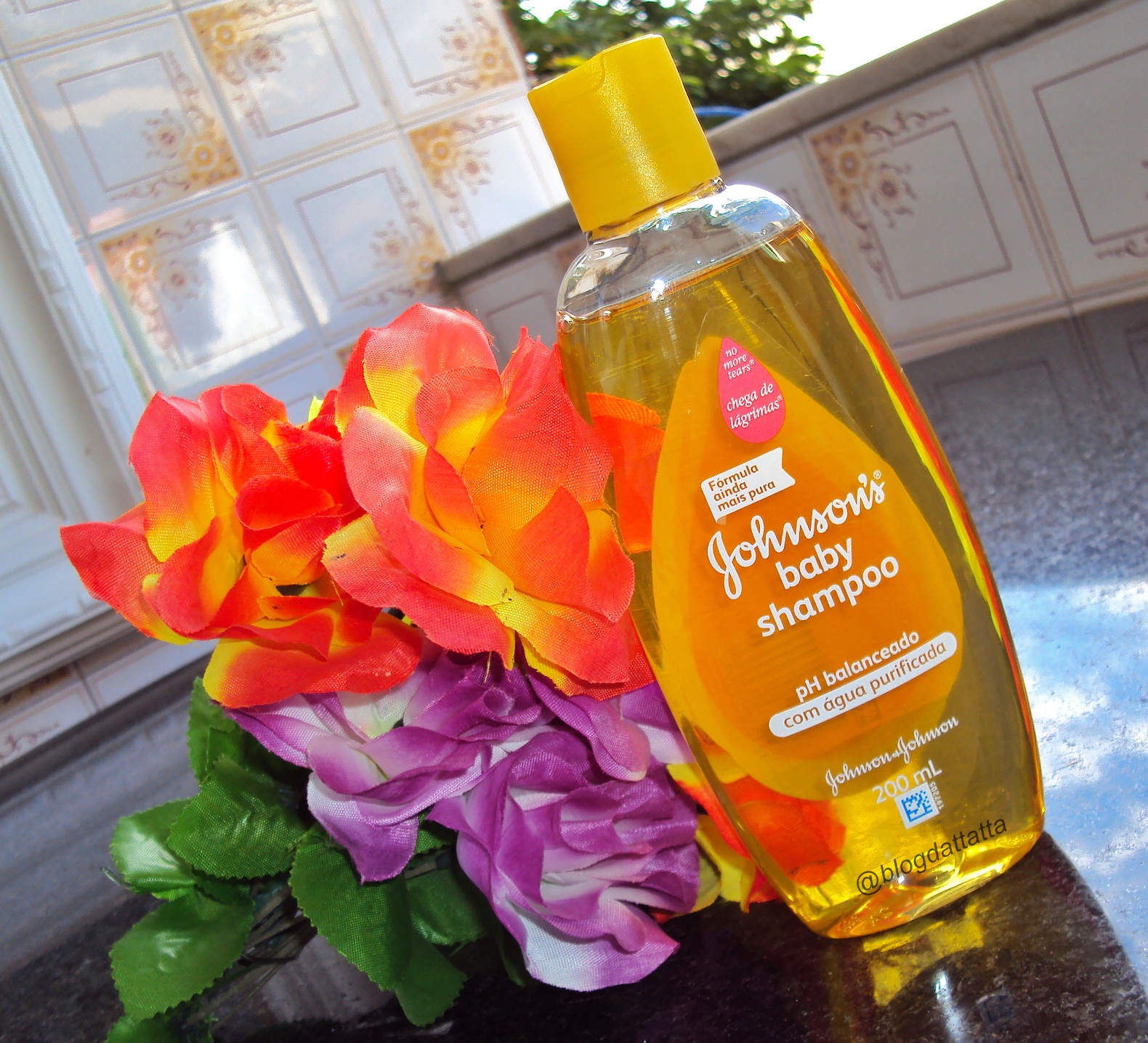 Shampoo Johnson Neutro Para Lavar Os Olhos Sobre os Olhos