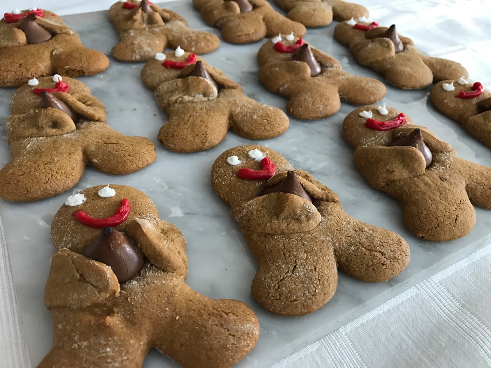 KissHugging Gingerbread People