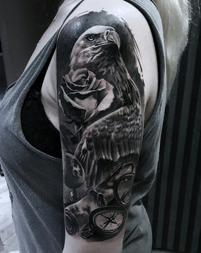 O preto e o cinza de manga tatuagem. A tatuagem consiste de uma águia, um rosa e um relógio de bolso que simplesmente quer fazer uma declaração com o próprio. É definitivamente uma cabeça de turner e foi maravilhoso quantidade de detalhes.