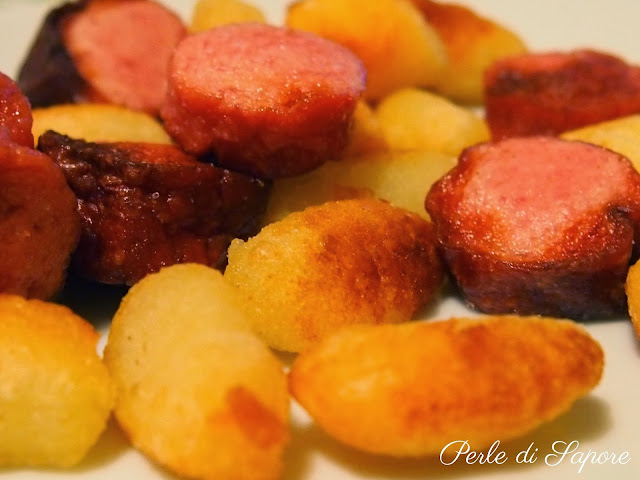 gnocchi di patate e wurstel fritti