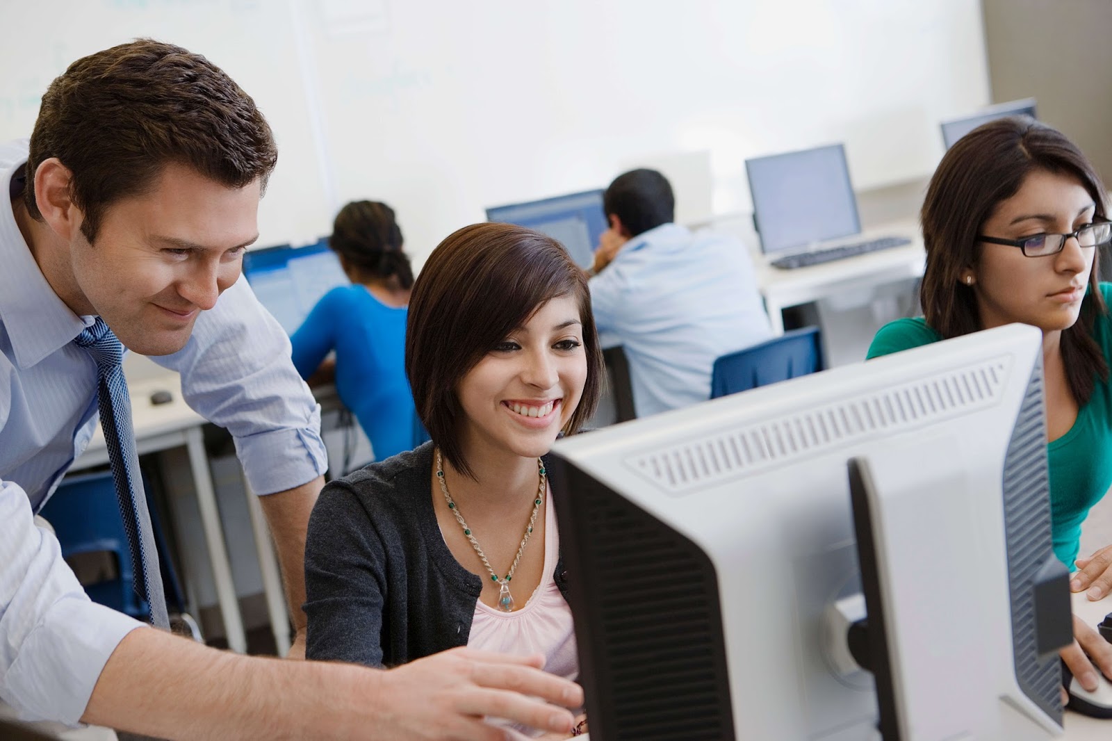 удаленная работа. бизнесмен на море. дистанционные сотрудники за границей. 2: courses and professors.