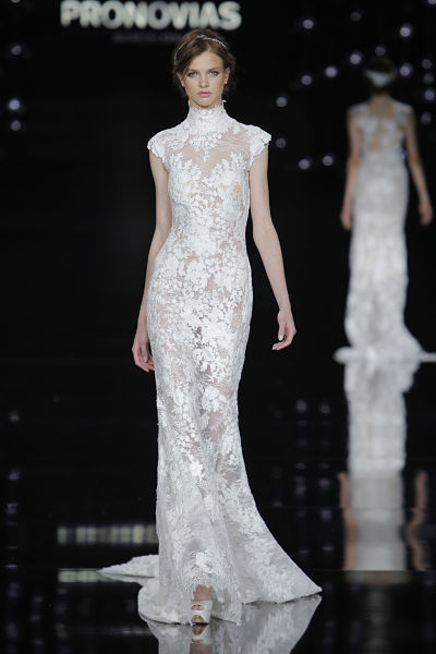 Vestido de novia cuello cisne Pronovias 2017 - Foto: Barcelona Bridal Fashion Week Vestido de novia cuello cisne Pronovias 2017 - Foto: Barcelona Bridal Fashion Week