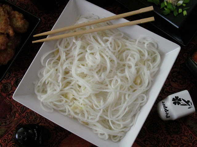 Салат из дайкона с чесночной заправкой