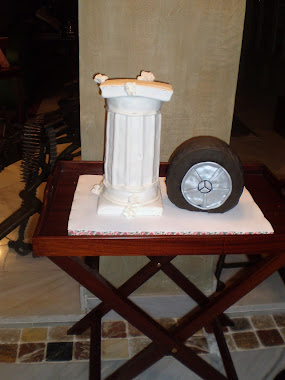 tarta con forma de columna y tarta con forma de neumático mercedes