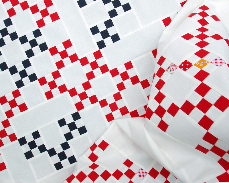 Red and White Double Irish Chain Quilt | © Red Pepper Quilts 2017
