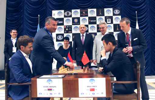 L'Arménien Levon Aronian avec les Blancs pour la première partie de la finale de la coupe du monde d'échecs face au Chinois Ding Liren - Photo © Anastasia Karlovich L'Arménien Levon Aronian avec les Blancs pour la première partie de la finale de la coupe du monde d'échecs face au Chinois Ding Liren - Photo © Anastasia Karlovich
