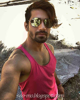 Poto Terbaru Vishal Singh selfie pakai kacamata Poto Terbaru Vishal Singh selfie pakai kacamata