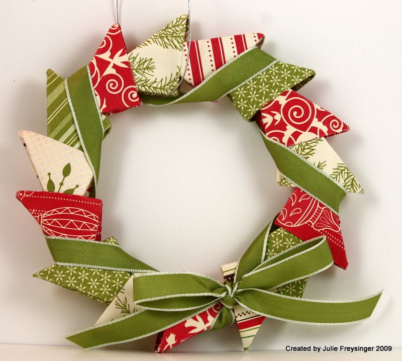 как сделать из картона новогодний венок. новогодние венки из гофрированной бумаги. поделки на новый год. рождественские венки из картона. как сделать из картона новогодний венок.