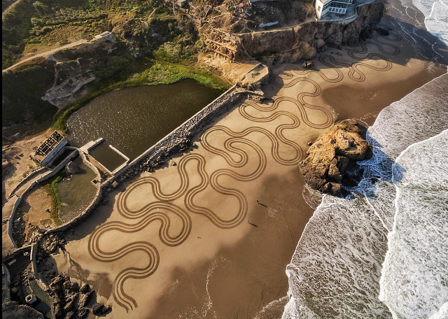 melukis-di-pantai-hasilnya-keren melukis-di-pantai-hasilnya-keren