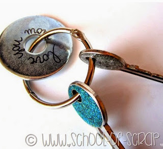 http://translate.googleusercontent.com/translate_c?depth=1&hl=es&prev=/search%3Fq%3Dhttp://www.creativitaorganizzata.it/speciali/riciclo-maglioni-idee-e-tutorial/%26biw%3D1429%26bih%3D961&rurl=translate.google.es&sl=it&u=http://www.4blog.info/school/2014/regali-fai-da-te-per-la-festa-della-mamma-il-portachiavi-con-il-messaggio/&usg=ALkJrhh2VL2PVntLcla_X1h3BBPES74n0w