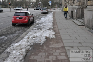 © hamburgize.com / Stefan Warda - "Geräumter Radweg" Fake-Winterdienst: "Geräumter Radweg" Gorch-Fock-Wall