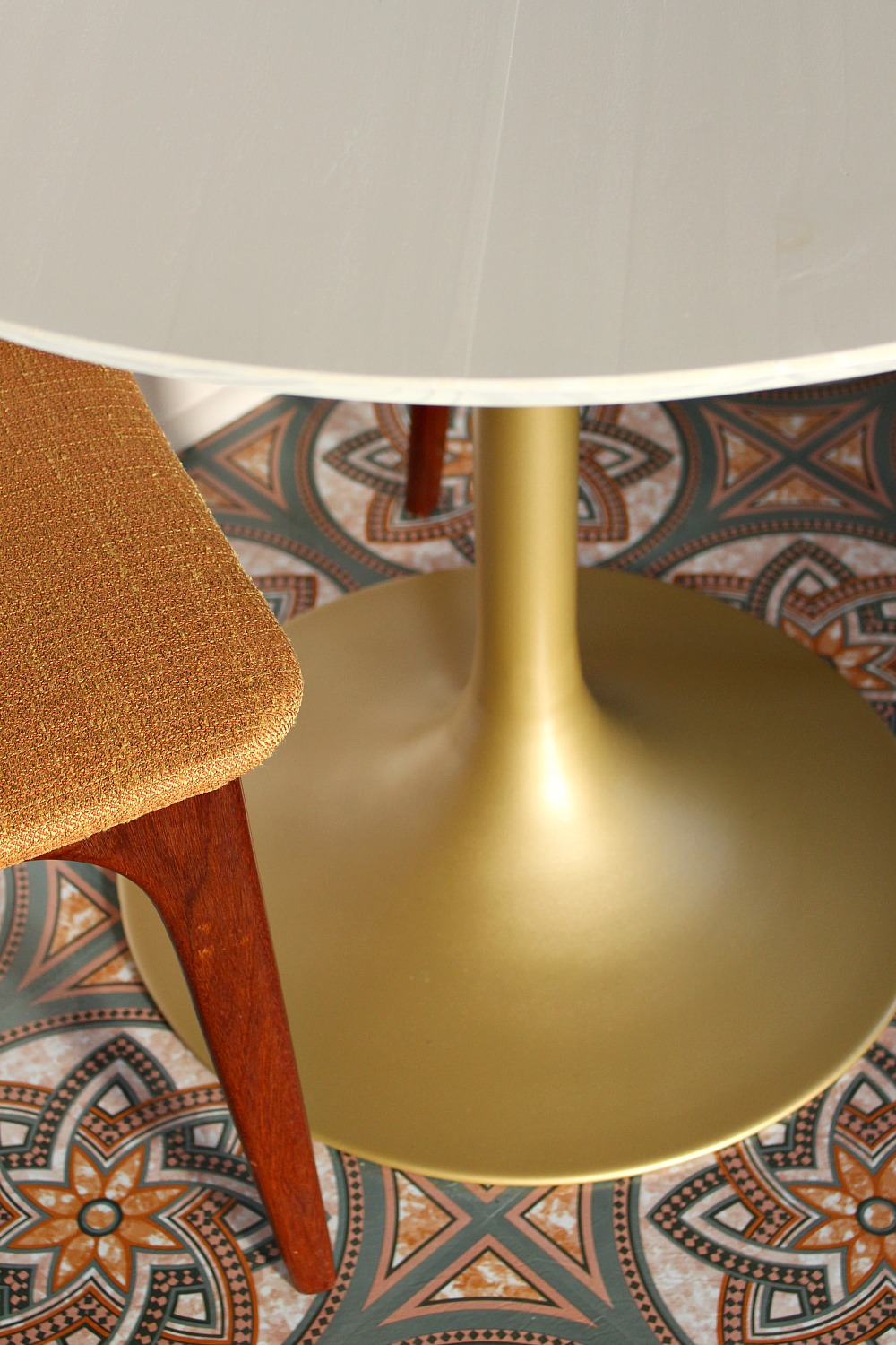 MidCentury Tulip Table Makeover Dans le Lakehouse