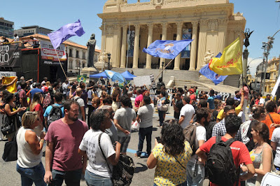 Servidores públicos protestam em frente a Alerj Servidores públicos protestam em frente a Alerj