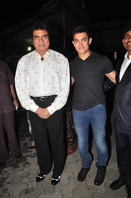 Amir Khan,  Raj Babbar & other at Premiere of 'Issaq' gallery