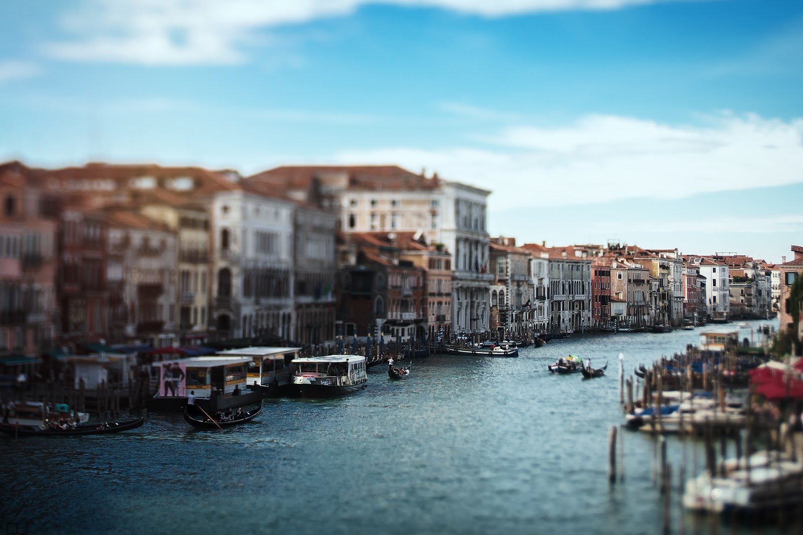 lensbaby image of the rialto bridge by willie kers