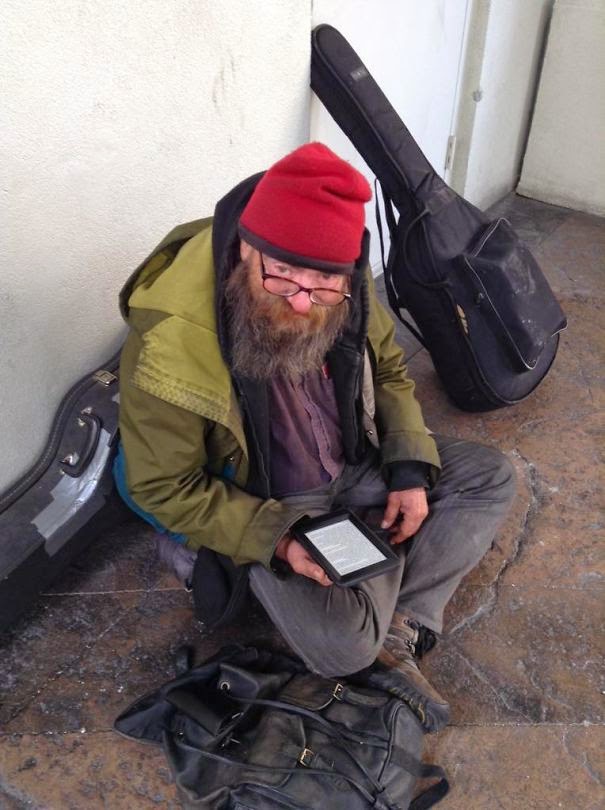 20+ Photos That Will Restore Your Faith In Humanity - This Homeless Man Was Seen Reading The Same Book Over And Over, So A Kind Man Gave Him A Kindle