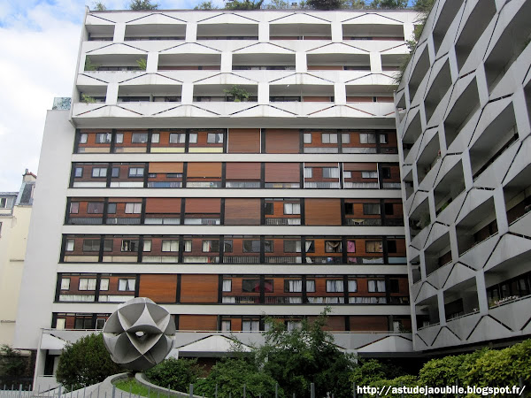 Paris 13eme - Résidence Xaintrailles  Architectes: Roger Anger, Pierre Puccinelli (L'oeuf)  Intégration: L'Oeuf Centre d'Etudes  Construction: 1968