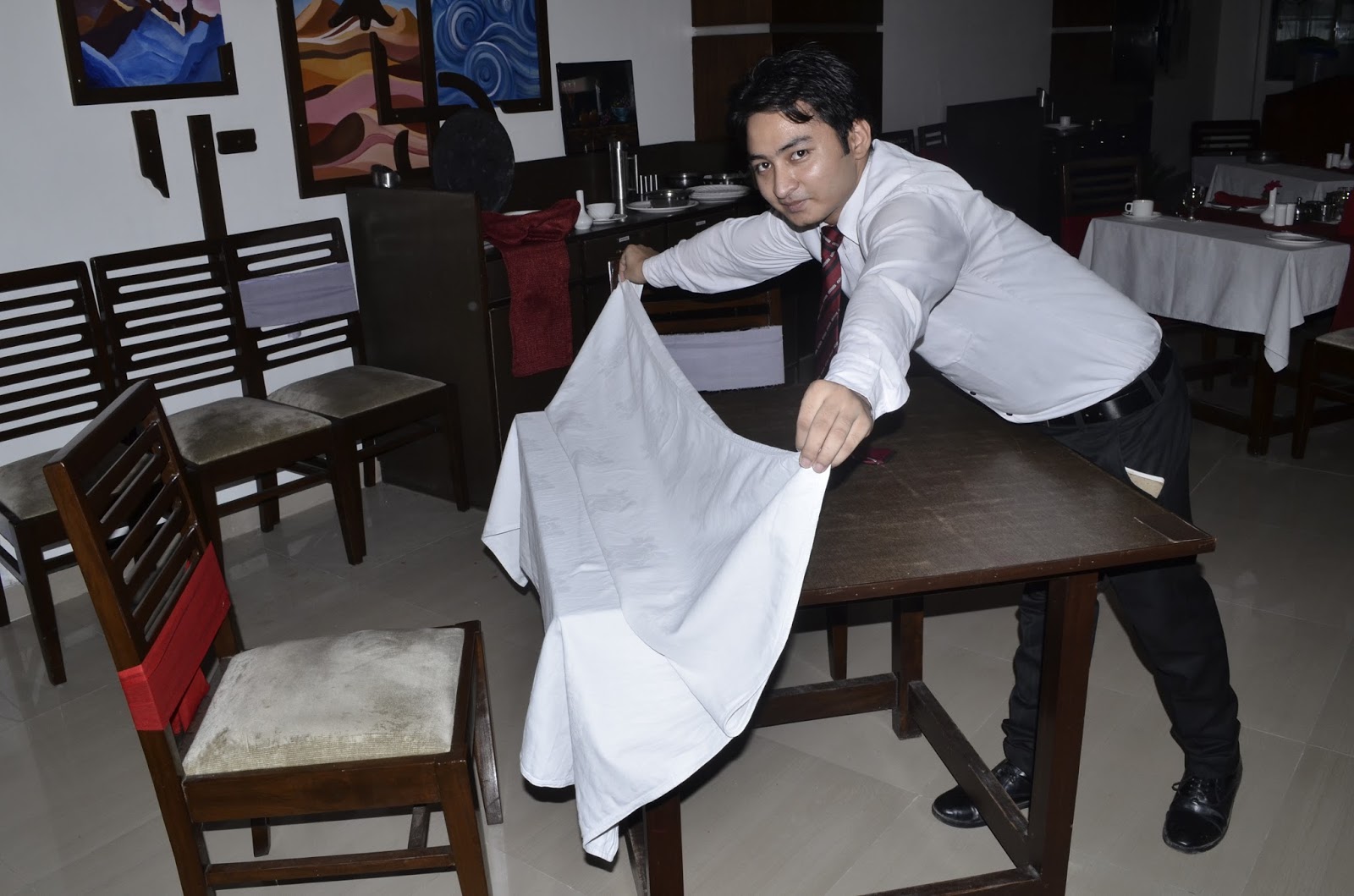 How to lay table cloth