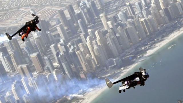 الرجل النفاث يحلق في سماء دبي