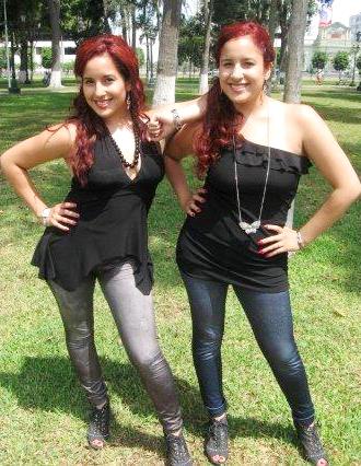 Gemelas Andrea e Irene Foto de las gemelas Andrea e Irene posando en un parque