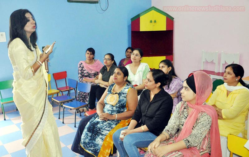 इंडक्शन प्रोग्राम में पेरेंट्स को स्कूल में पढ़ाने के तरीकों के बारे में बतातीं प्रिंसिपल इंडक्शन प्रोग्राम में पेरेंट्स को स्कूल में पढ़ाने के तरीकों के बारे में बतातीं प्रिंसिपल