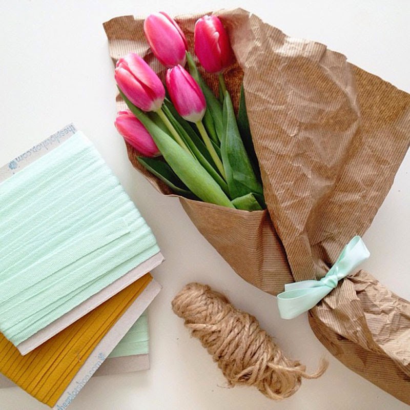 cómo hacer ramos de flores originales, envuélvelos con papel