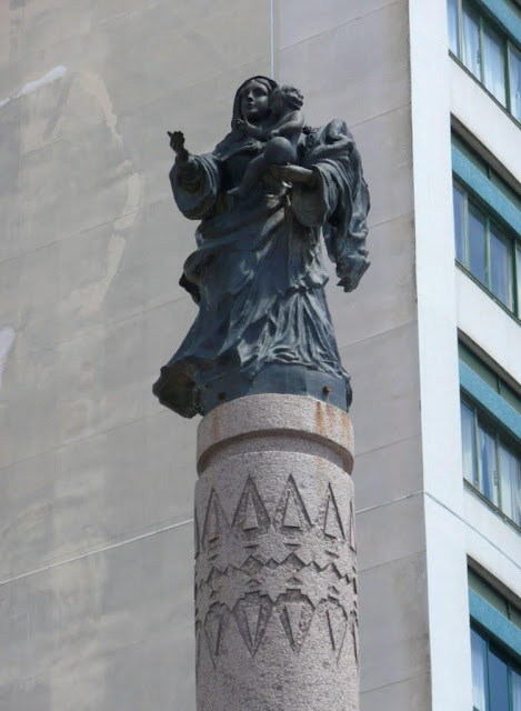 "A cidade de Curitiba se iniciou em torno de uma capela, onde a Mãe da Luz era venerada pelos seus inúmeros milagres. Sua festa é celebrada anualmente no dia 8 de Setembro.  Conta a história que na segunda metade do século XVII foi encontrada uma pequena povoação no sítio dos Pinhais, onde em 1659 seria fundada a Vila de Nossa Senhora da Luz, onde os penetradores do sertão ergueram uma ermida à Senhora da Luz.  Com o passar do tempo notaram que a imagem da Virgem tinha sempre os olhos voltados para os campos aos quais os índios chamavam de Curitiba, Pinhais, em tupi-guarani.  Aquela região era habitada pelos índios de etnia caingangues. Tal foi a insistência da Virgem, que os sertanejos resolveram sondar a possibilidade da conquista do sítio. Armados como para uma guerra seguiram para a esplanada dominada pelos caingangues, prontos para o combate.  Em vez do previsível combate, o que ocorreu foi a acolhedora recepção oferecida pelo cacique Gralha Branca, ou Araxó. Os índios concordaram em ceder amigavelmente o terreno aos desbravadores, e o cacique tomou sua vara, símbolo do mando, enterrando-a no local que viria a ser a praça central da futura cidade. Muito simbolicamente, dita vara, ao chegar a primavera, voltou a desabrochar, dando galhos e flores. Nesse local – hoje Praça Tiradentes – foi erguida a igreja em honra a Nossa Senhora da Luz."