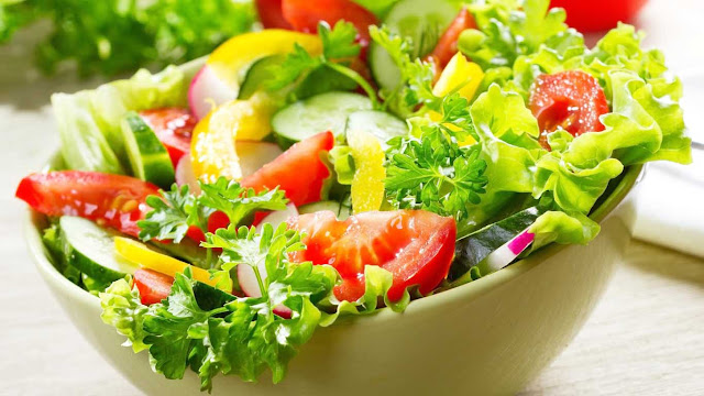 Tư vấn cách giúp bạn giảm cân  trong 2 tuần vẫn bảo đảm sức khỏe Ca-chua-salad