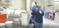 Νοσοκόμες το ρίχνουν στον χορό σε ΜΕΘ με φόντο ασθενείς σε κώμα ➤➕〝📹ΒΙΝΤΕΟ〞