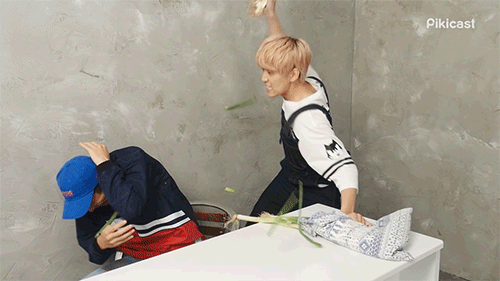 이상한거 당한 B1A4 | 인스티즈