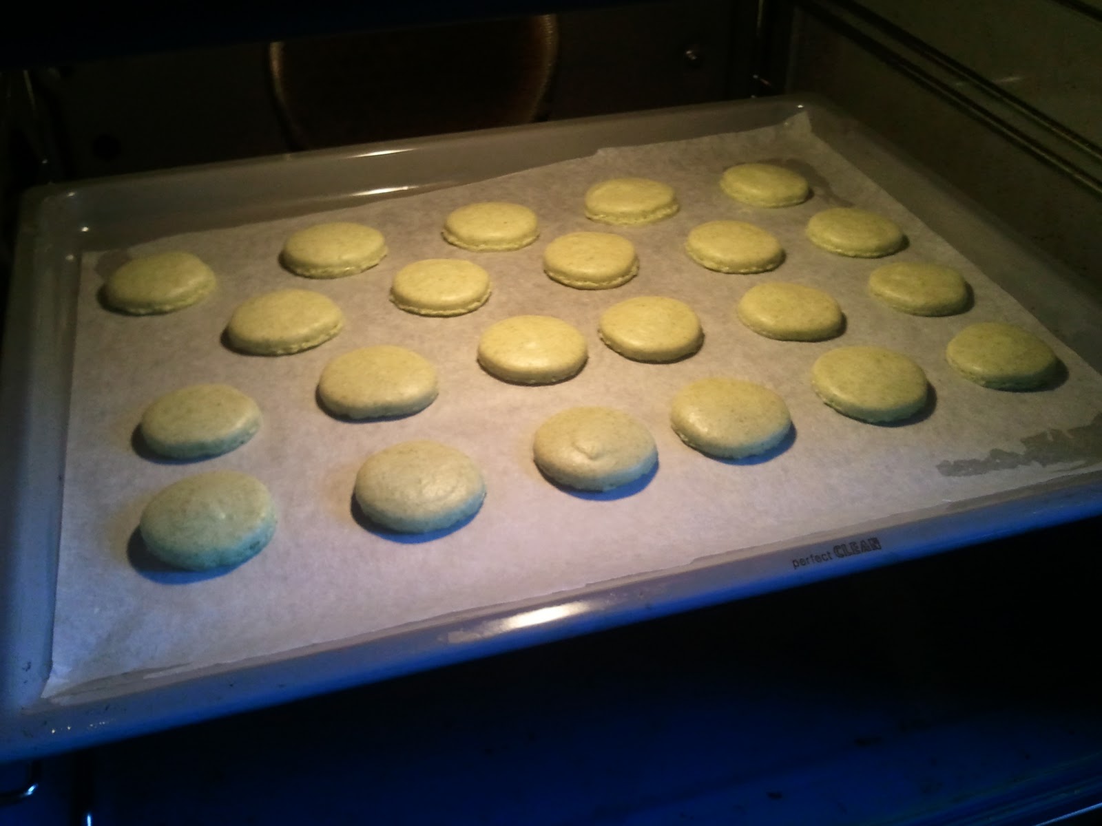 Miri's Kitchen: Pistazien Macarons Miri's Kitchen: Pistazien Macarons