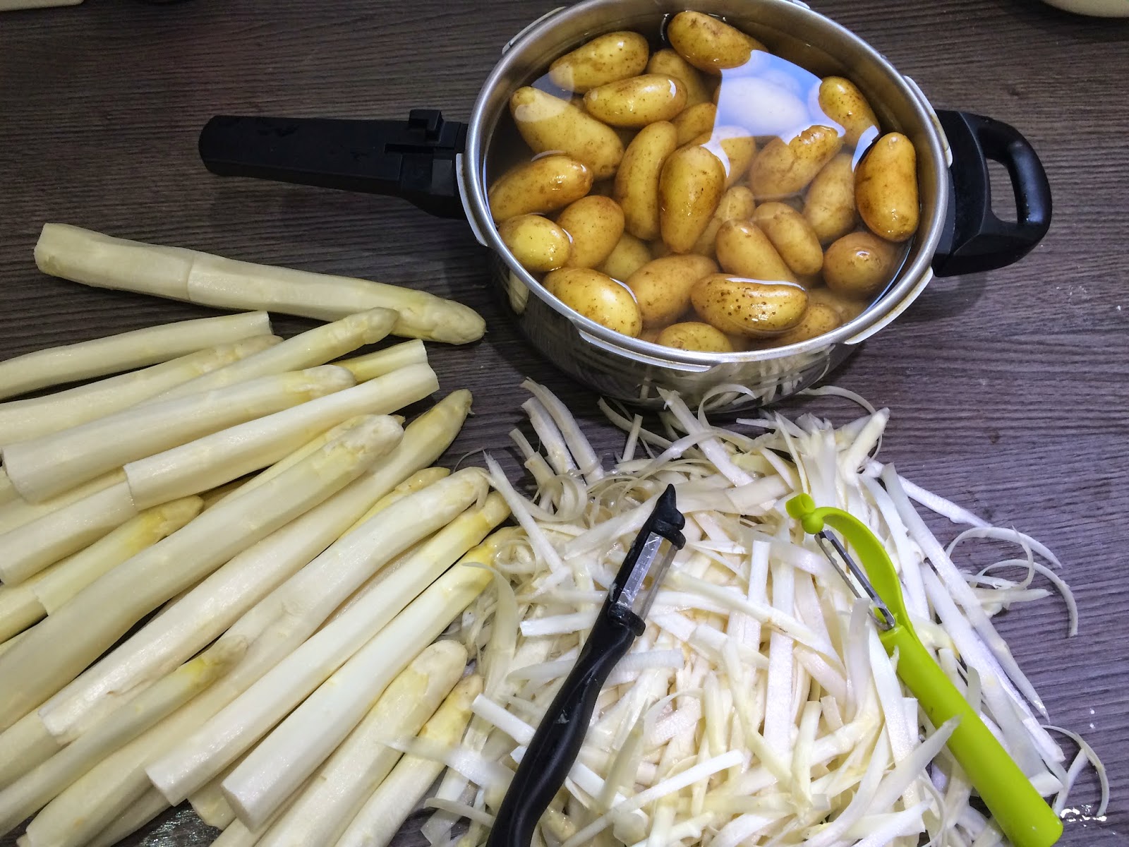 Çilekli kuşkonmaz salatası tarifi Çilekli kuşkonmaz salatası tarifi