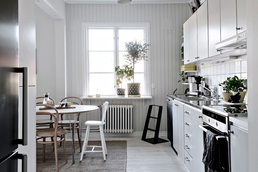 salon estilo nordico, decoracion nordica, estilo escandinavo, vajilla nordica, taburete, tonet, silla, radiador hierro, alfombra, refrigerador, nevera,