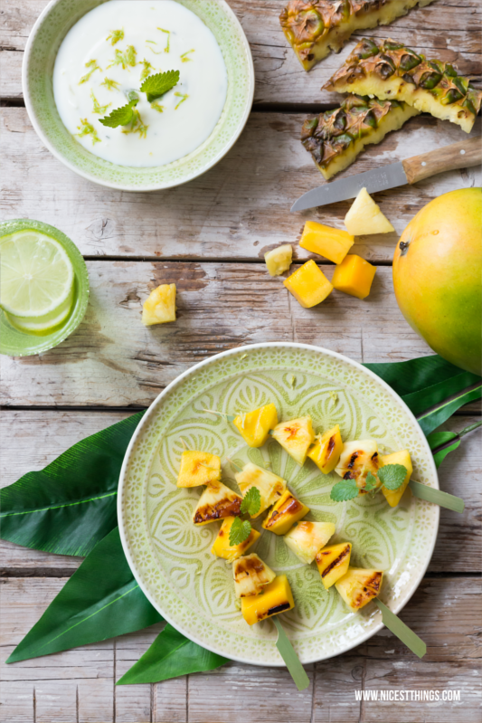 Gegrillte Ananas Spieße mit Mango und Honig Joghurt