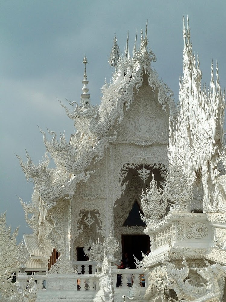 Thailands White Temple Looks Like It Came Down From Heaven