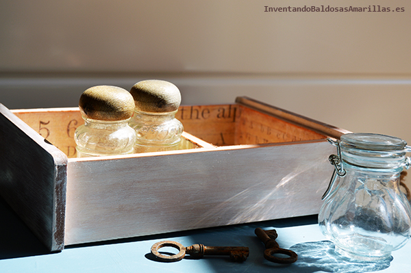 Cajón decorado por dentro y por fuera