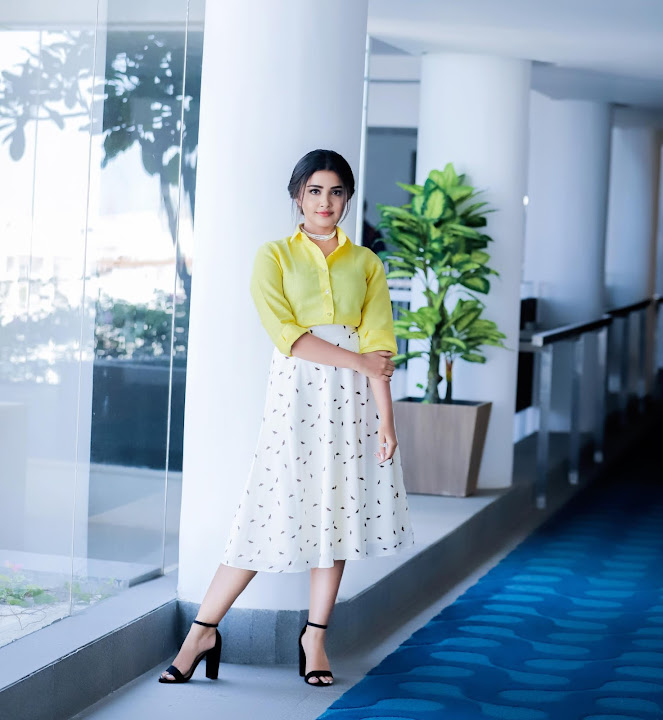 Anupama Parameswaran in Asmitha & Madhulatha design