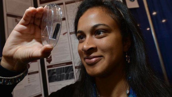 Η 18χρονη μαθήτρια λυκείου Eesha Khare έφτιαξε έναν φορτιστή κινητών ικανό να φορτίσει ένα κινητό τηλέφωνο πλήρως μέσα σε περίπου 30 δευτερόλεπτα.