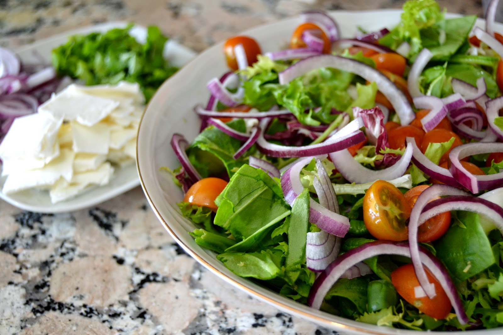 Salada com vinagrete de mostarda Dijon [Salad with dijon mustard