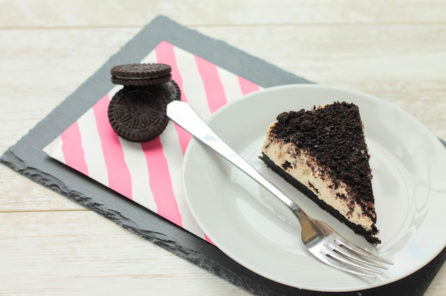 5 Ingredients Oreo Cheesecake, quick and easy to make and to top it all off it's no bake!! www.goodfoodshared.blogspot.com