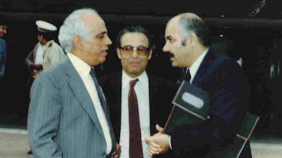 الكاتب الخدير بالوسط والكاتب مالوروان باليمين والملحن عبد القادر الراشدي على اليسار