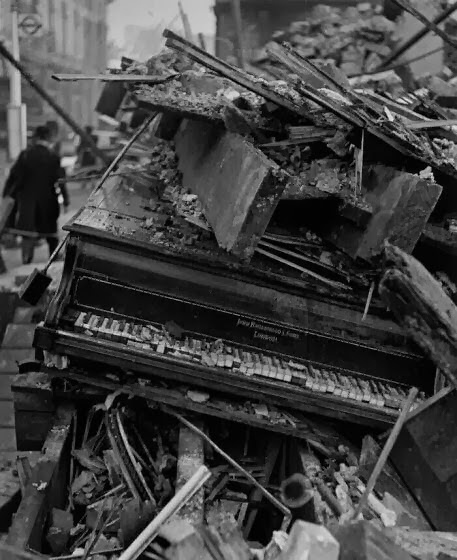 Piano+by+Broadwood,+London,+England.+1940.+Lee+Miller.